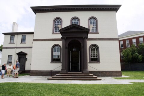 Judge: Congregation at oldest US synagogue can stay, for now