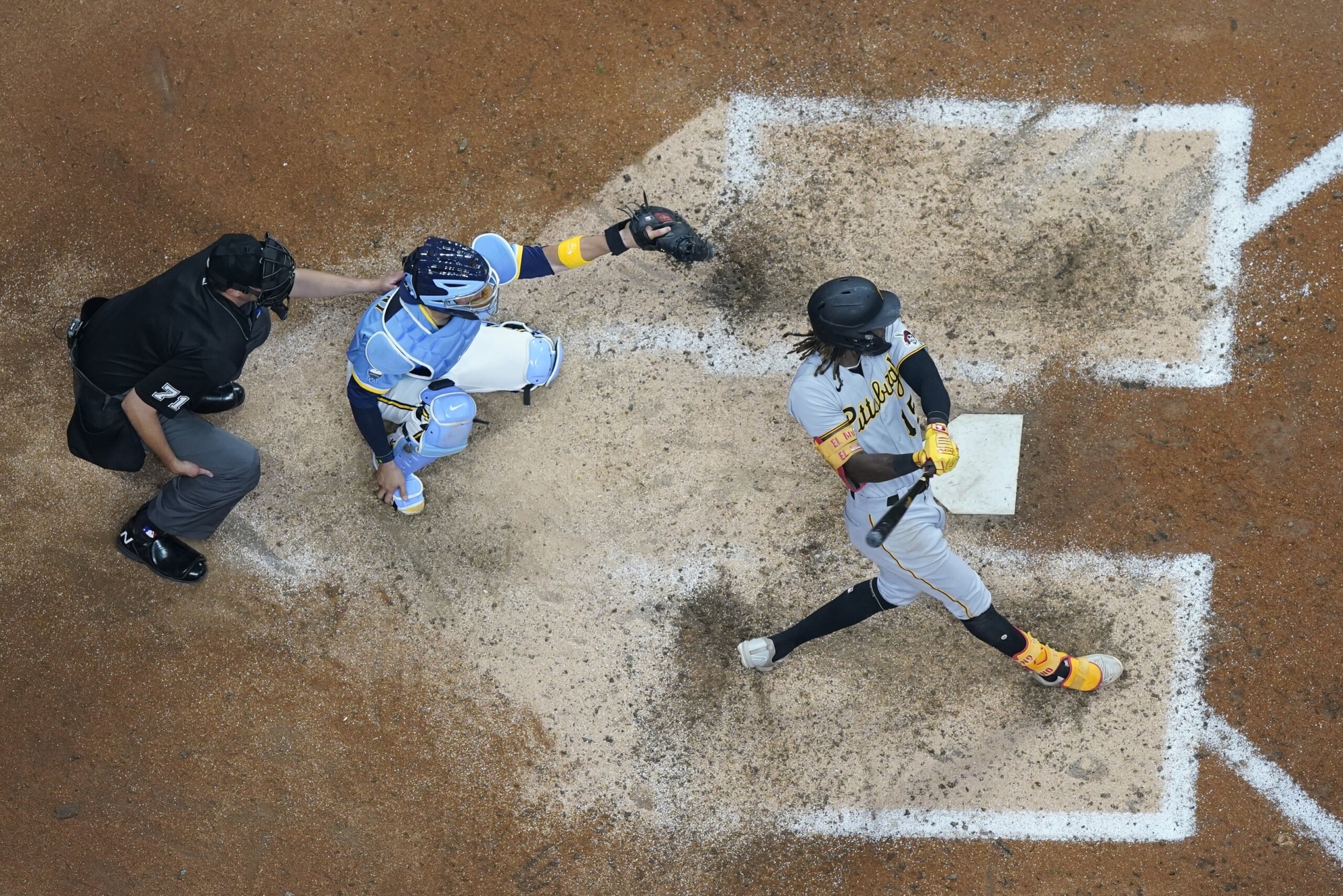 Brewers follow blowout victory with a frustrating loss to the Pirates