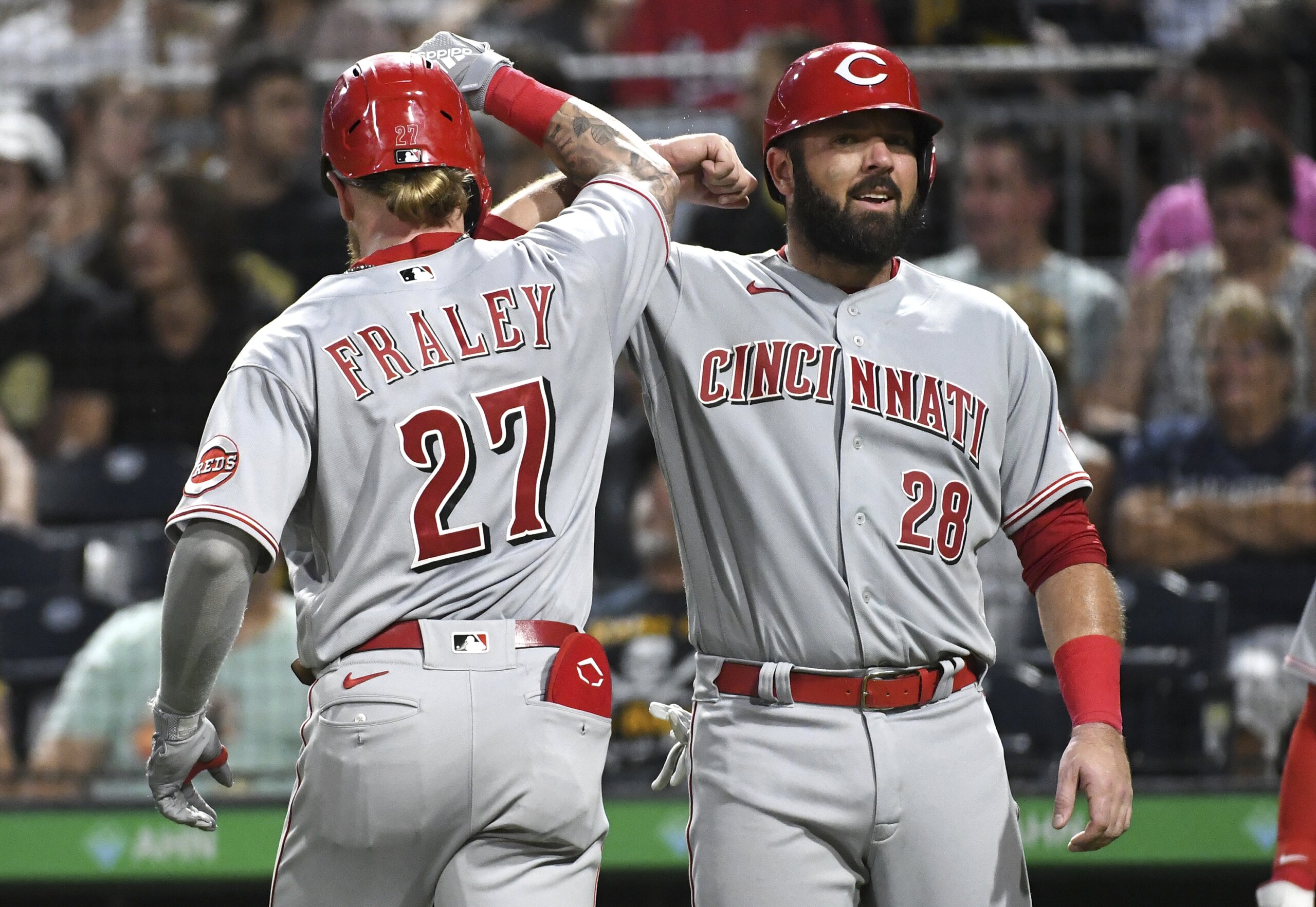 Reds rally late, earn split of twin bill with Pirates