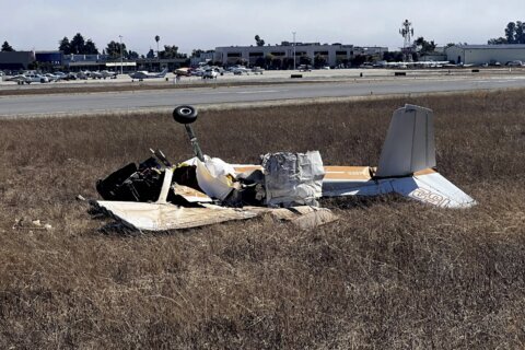 Officials: At least 2 die after planes collide in California
