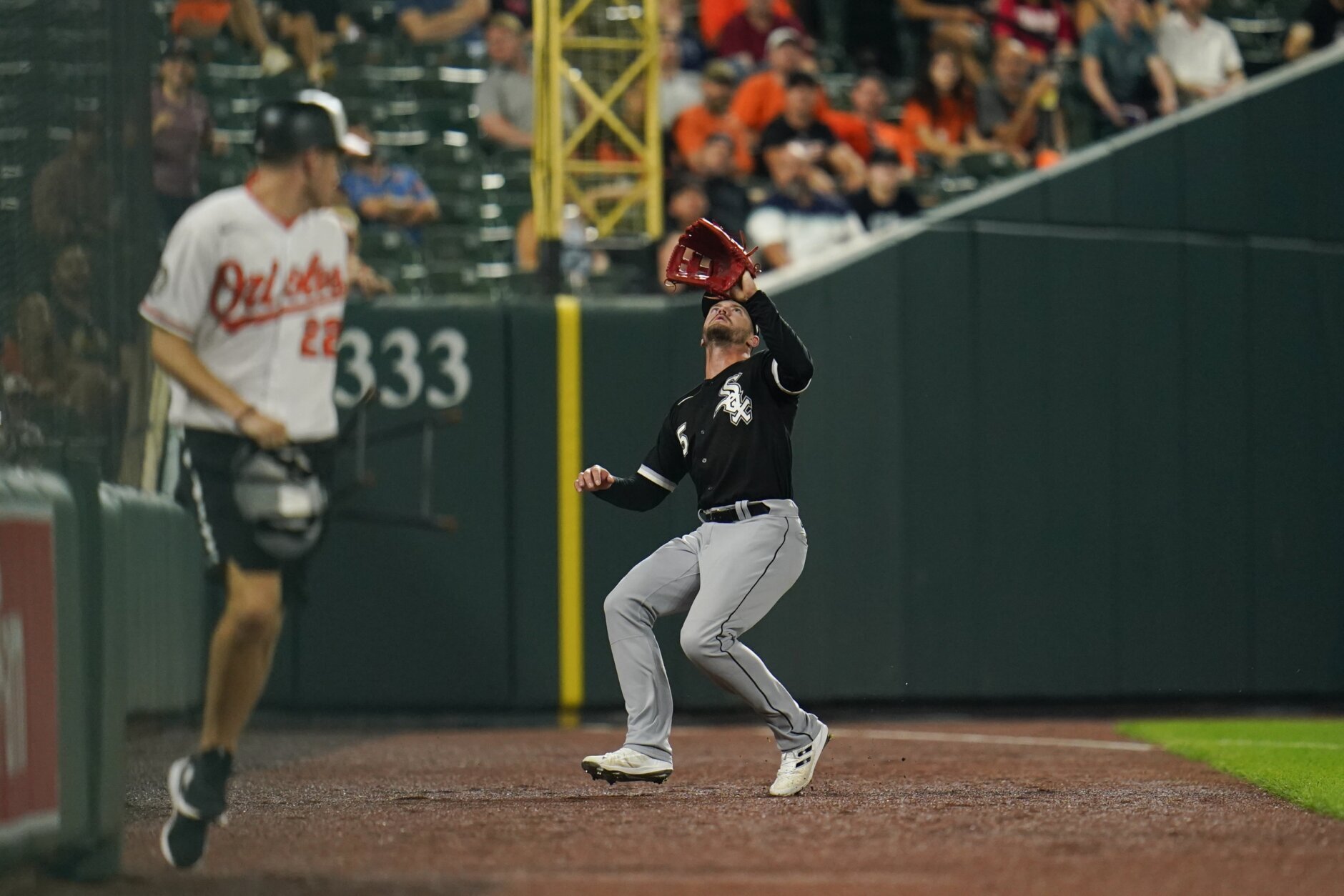 Roberts homer lifts Orioles over White Sox 3-2