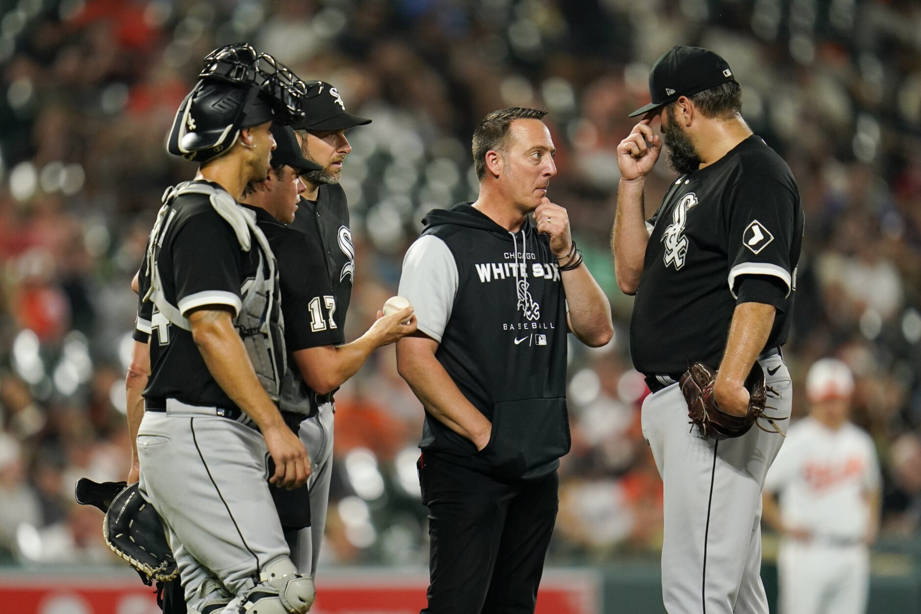 The Chicago White Sox defeated the Baltimore Orioles, 5 to 4, on
