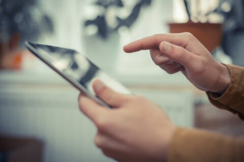 “Están enterados de más maneras de lo que pensamos”: jóvenes en EEUU sí ven noticias, pero no les gustan