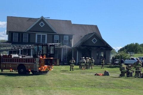 House fire in Loudoun Co. displaces 4
