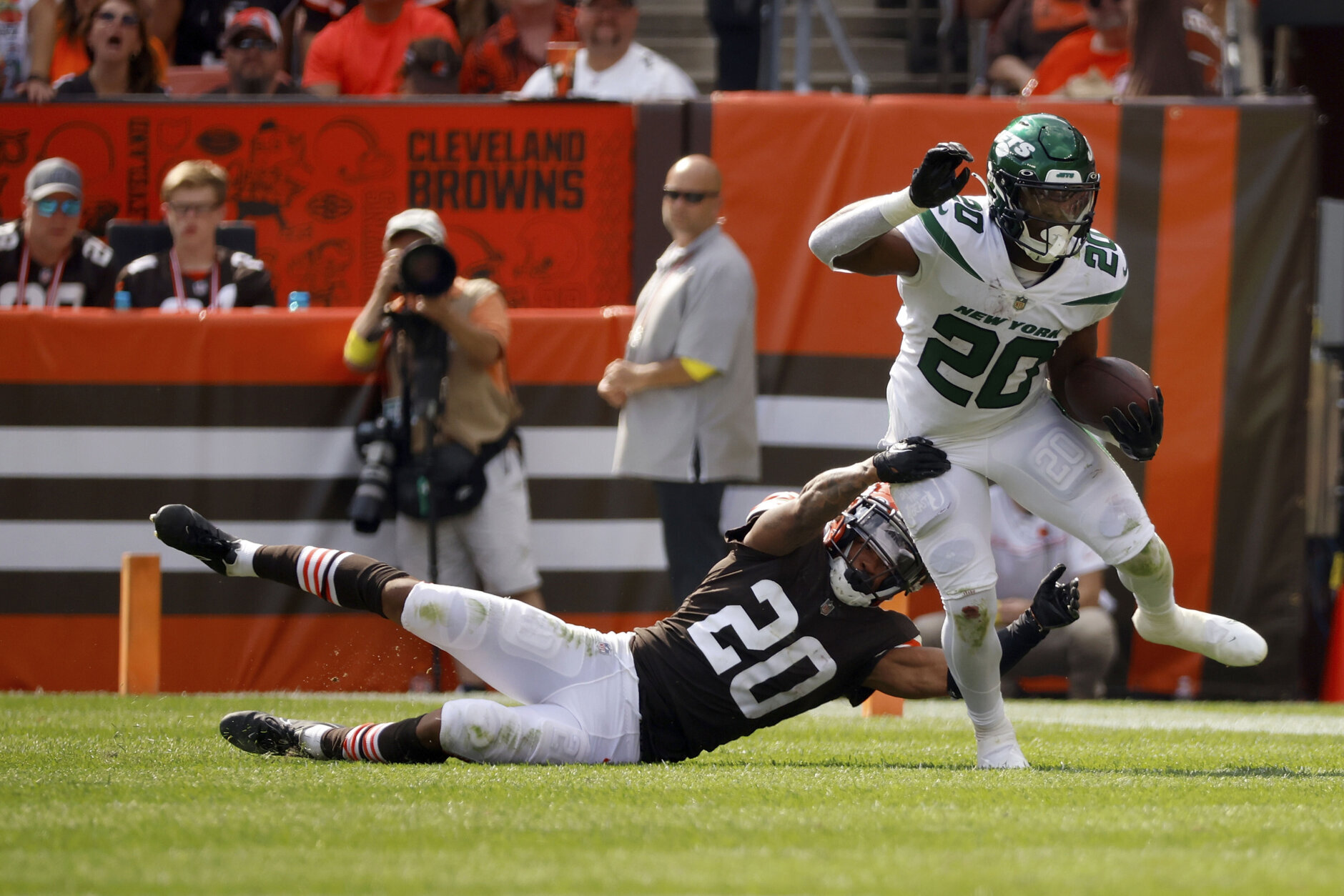 <p><b><i>Jets 31</i></b><br />
<b><i>Browns 30</i></b></p>
<p>Cleveland had its <a href="https://profootballtalk.nbcsports.com/2022/09/14/browns-favored-to-start-2-0-for-first-time-since-1993/" target="_blank" rel="noopener" data-saferedirecturl="https://www.google.com/url?q=https://profootballtalk.nbcsports.com/2022/09/14/browns-favored-to-start-2-0-for-first-time-since-1993/&amp;source=gmail&amp;ust=1663641855998000&amp;usg=AOvVaw2eWiMzLQG0F-yAp6wJ7NXh">first 2-0 start since &#8220;The Curse of Kosar&#8221;</a>  in hand but sullied Brownie the Elf&#8217;s (good?) name with <a href="https://twitter.com/ESPNStatsInfo/status/1571613190664105984?s=20&amp;t=w5EibHOCHOYEHmkiQXok_g" target="_blank" rel="noopener" data-saferedirecturl="https://www.google.com/url?q=https://twitter.com/ESPNStatsInfo/status/1571613190664105984?s%3D20%26t%3Dw5EibHOCHOYEHmkiQXok_g&amp;source=gmail&amp;ust=1663641855998000&amp;usg=AOvVaw1syNtHnYp4UXaCUF6ebG2u">one of the greatest choke jobs we&#8217;ve seen since … the Browns</a>. <a href="https://www.youtube.com/watch?v=tRBDMMVctu8" target="_blank" rel="noopener" data-saferedirecturl="https://www.google.com/url?q=https://www.youtube.com/watch?v%3DtRBDMMVctu8&amp;source=gmail&amp;ust=1663641855998000&amp;usg=AOvVaw1toQIlwPKPE5qDxG4yGd-w">The Factory of Sadness</a> is printing more misery while <a href="https://twitter.com/TMKSESPN/status/1569414301886078978" target="_blank" rel="noopener" data-saferedirecturl="https://www.google.com/url?q=https://twitter.com/TMKSESPN/status/1569414301886078978&amp;source=gmail&amp;ust=1663641855998000&amp;usg=AOvVaw1TECPFEOYt44BW-dPOcwq6">the Jets might be printing receipts</a> sooner than we think.</p>
