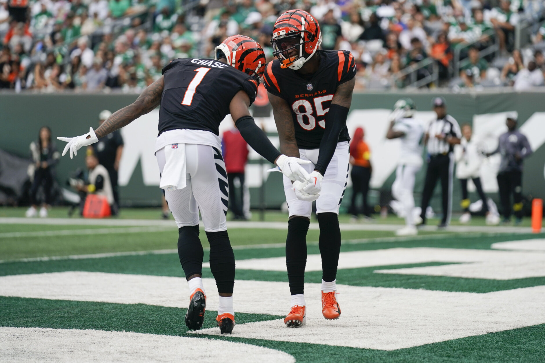 <p><em><strong>Bengals 27</strong></em><br />
<em><strong>Jets 12</strong></em></p>
<p>The Cincinnati Bengals are making fantasy football owners happy and the Jets are disappointing New York. All is right with the world again.</p>
