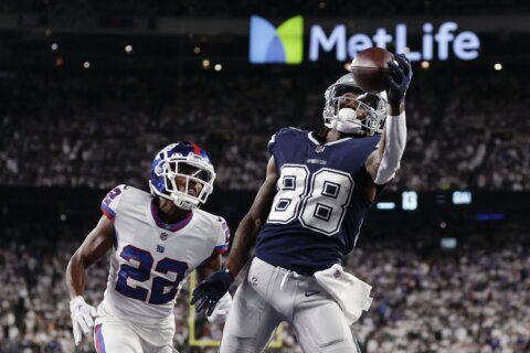 Lamb’s 1-handed TD catch gives Dallas 23-16 win over Giants