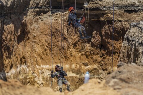 Searchers seek to recover 2 missing in Guatemala sinkhole