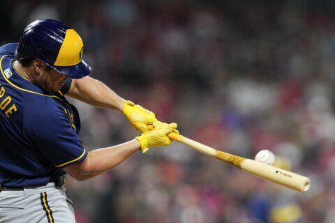 Renfroe homers twice, drives in 5 in Brewers’ rout of Reds