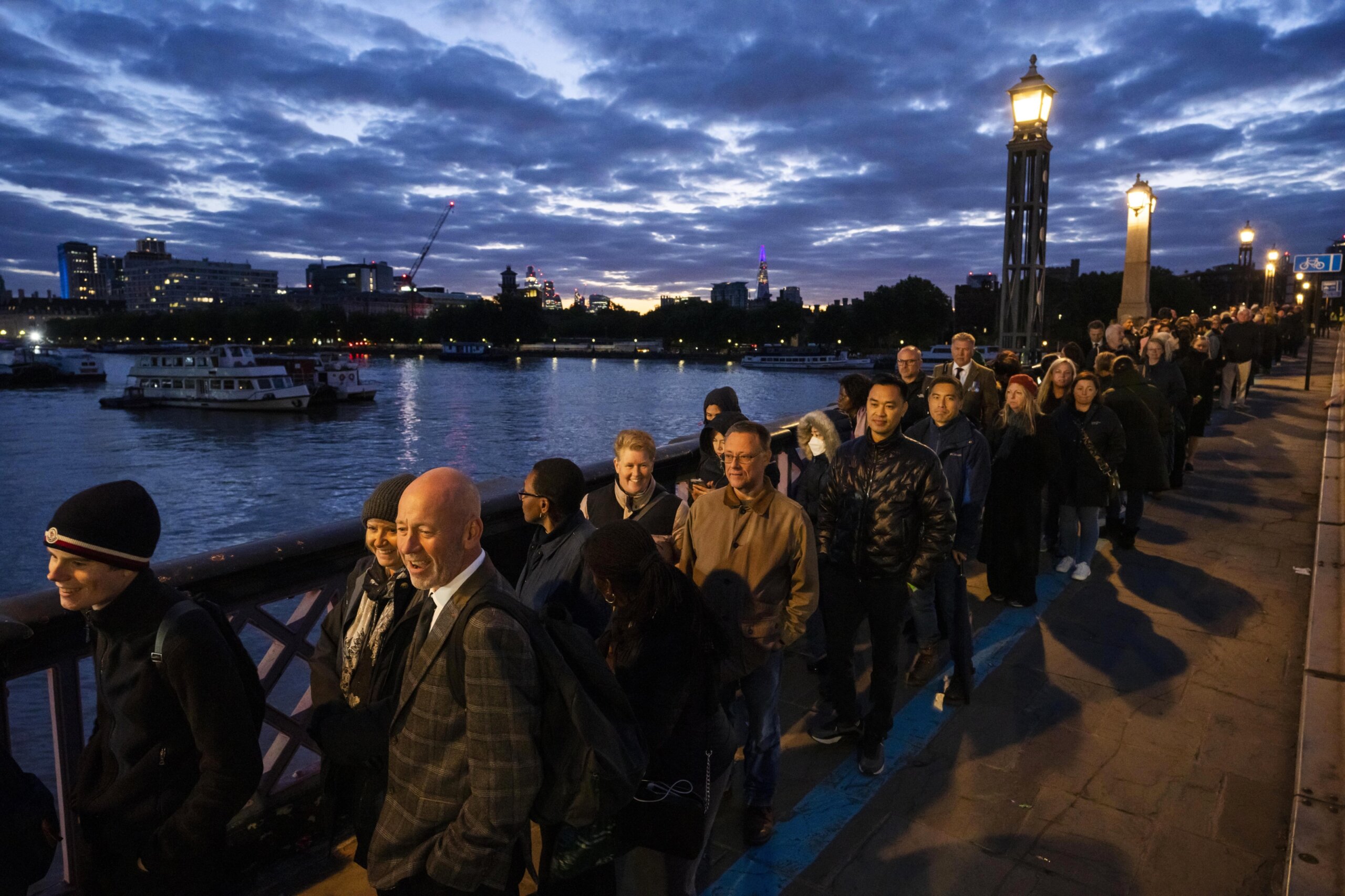 Queue For Queen s Coffin paused As Wait Hits 14 Hours Teches Hub