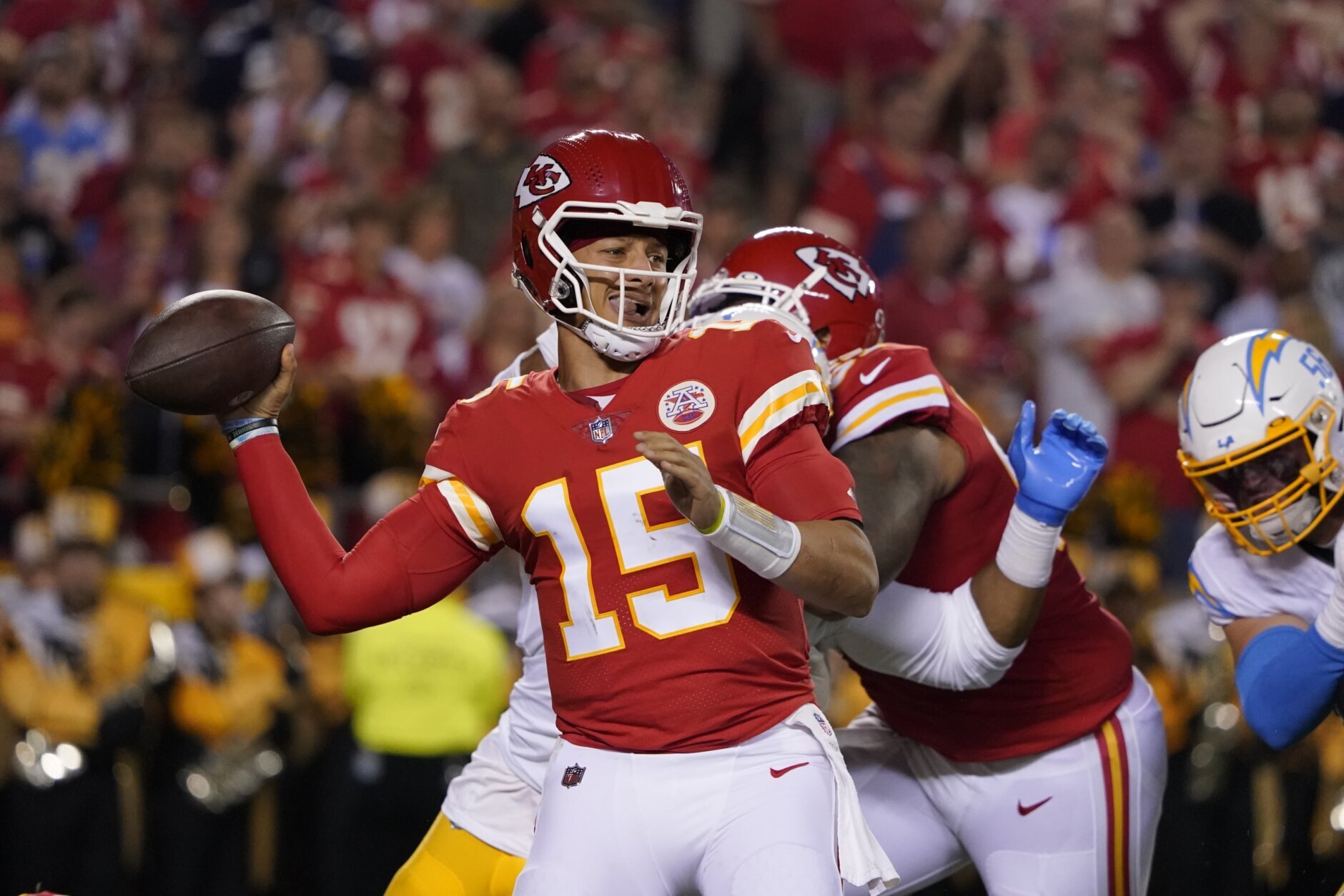Chiefs rally past Chargers 27-24 in early AFC West showdown - WTOP