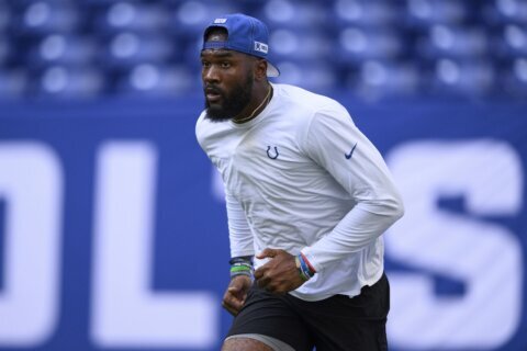 Colts’ Leonard makes season debut, then suffers concussion