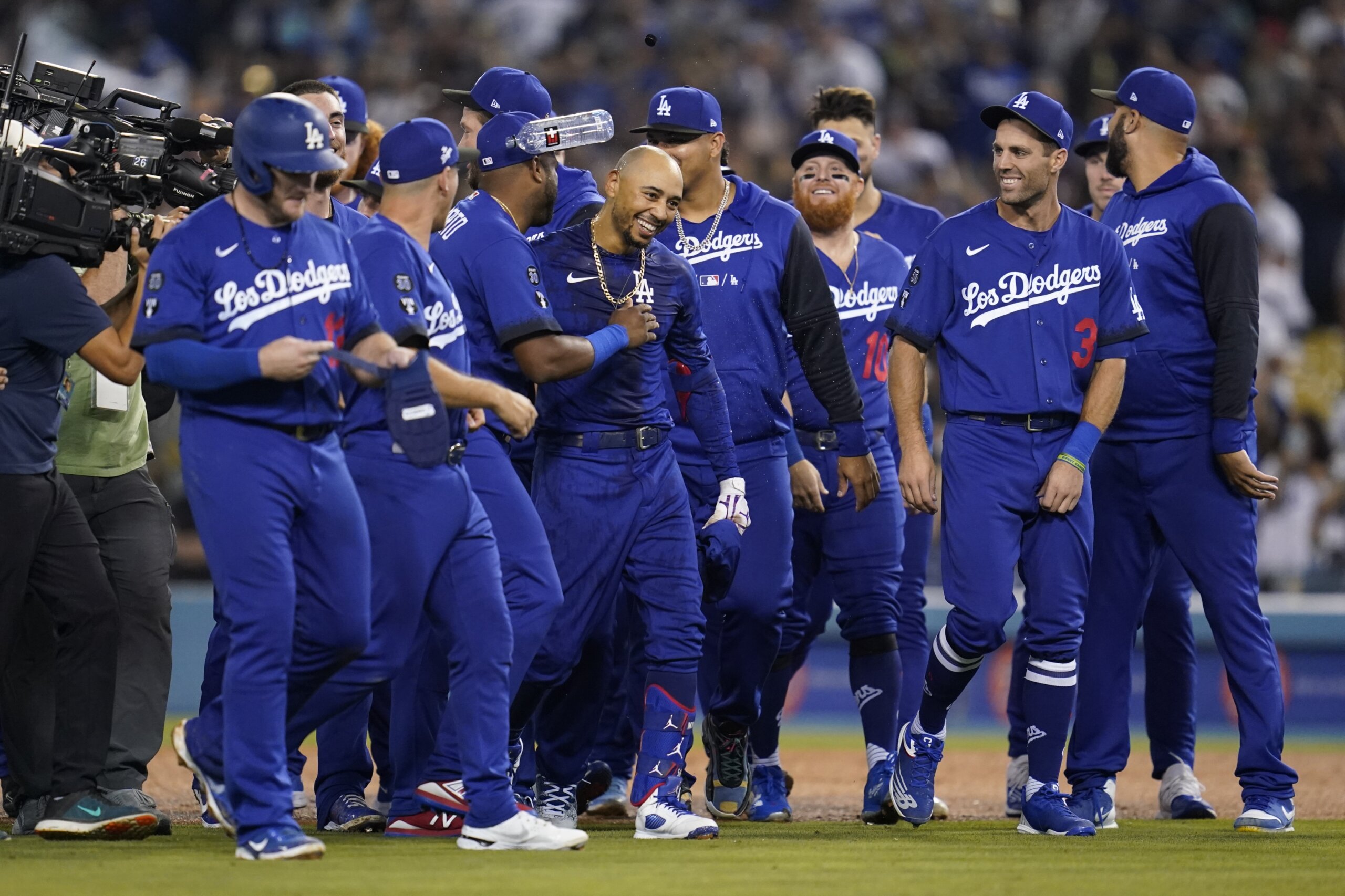 Dodgers get HRs from Smith, Pujols in 3-2 win over D-backs