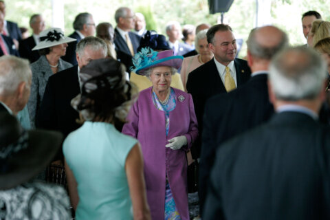 Queen Elizabeth II received warm welcome on visit to Virginia in 2007