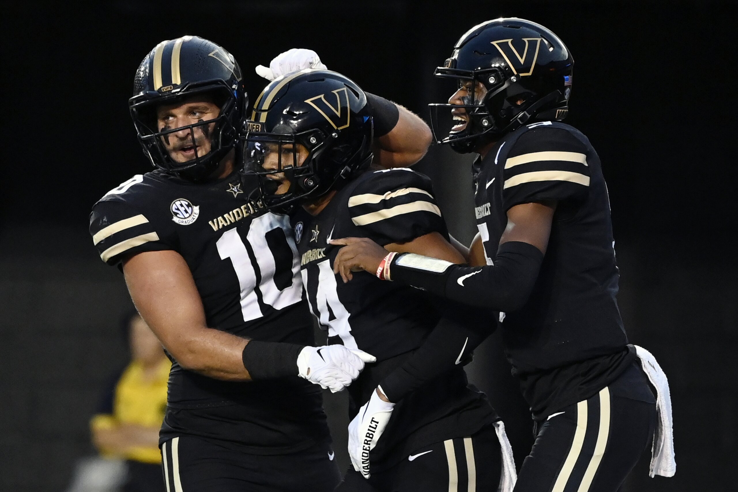 Wright Scores School Record 6 TDs As Vandy Beats Elon 42-31 - WTOP News