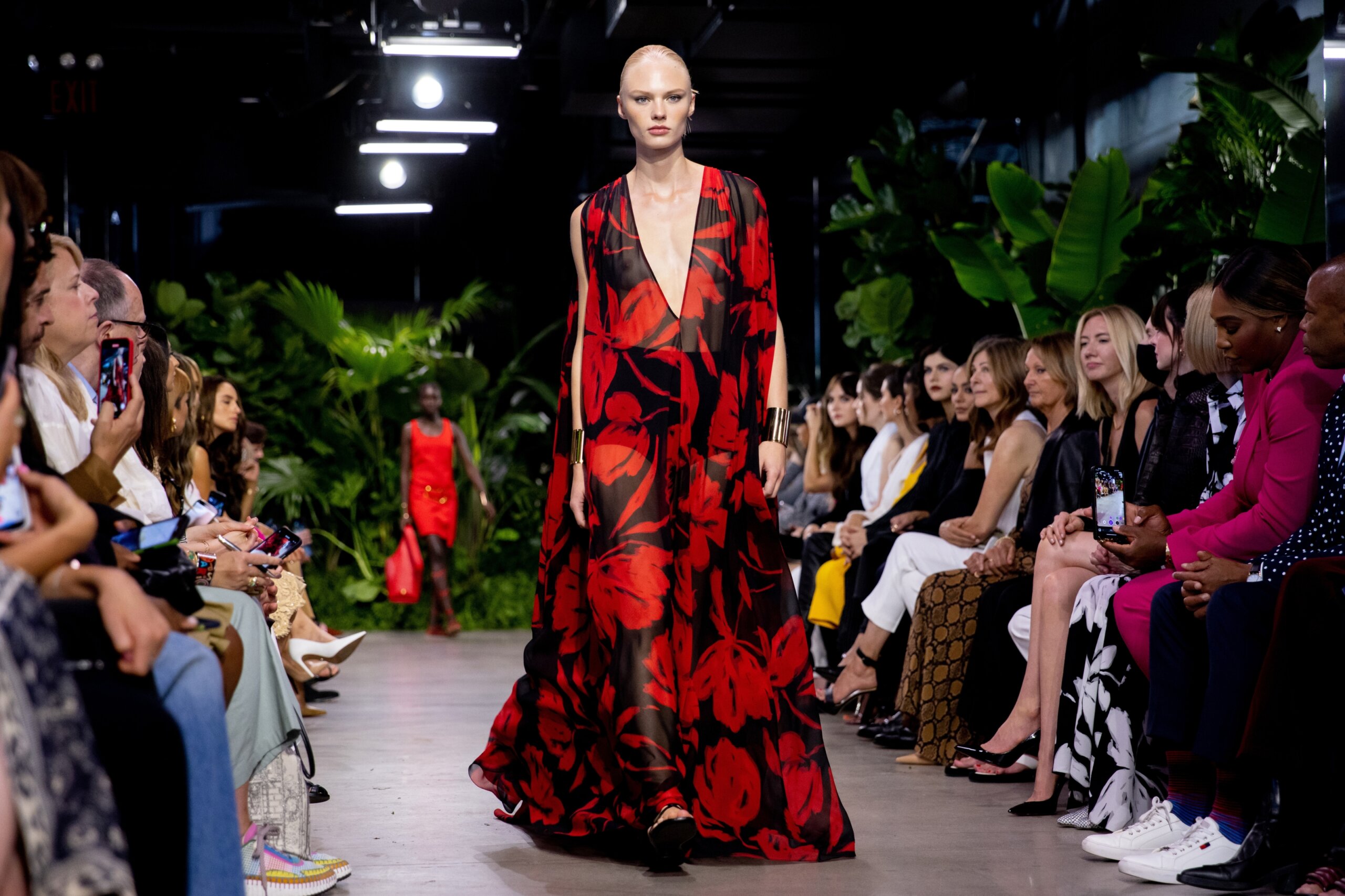 Michael Kors brings resort wear to the city at his NYFW show - WTOP News