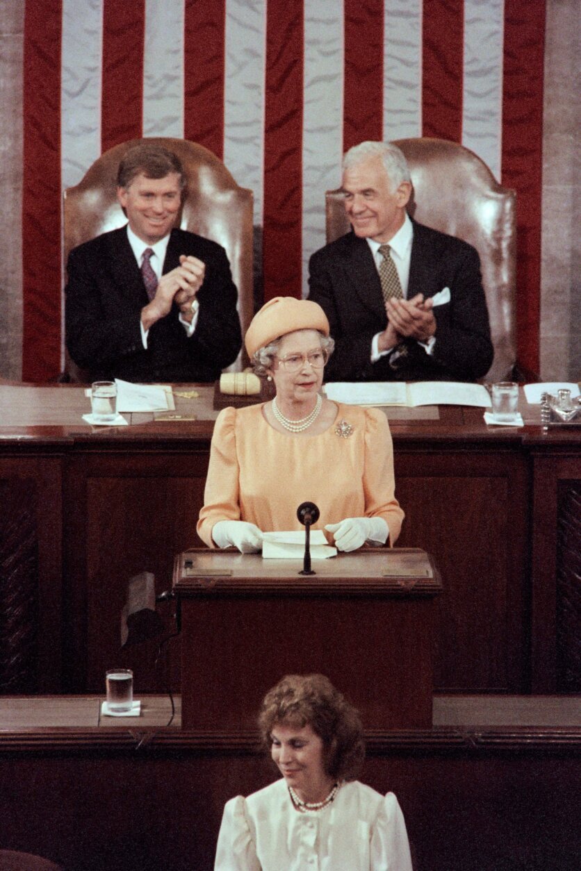 Vice President Dan Quayle (L) and Speaker of the United States House of Representatives Thomas Foley (R) applaud as Britain's Queen Elizabeth II adresses a joint meeting of the US Senate and House of Representatives in Washington on May 16, 1991. - The Queen's speech, the first adresses to Congress by a British monarch, dealt with U.S.- British cooperation in the Gulf War. (Photo by Jennifer LAW / AFP) (Photo by JENNIFER LAW/AFP via Getty Images)