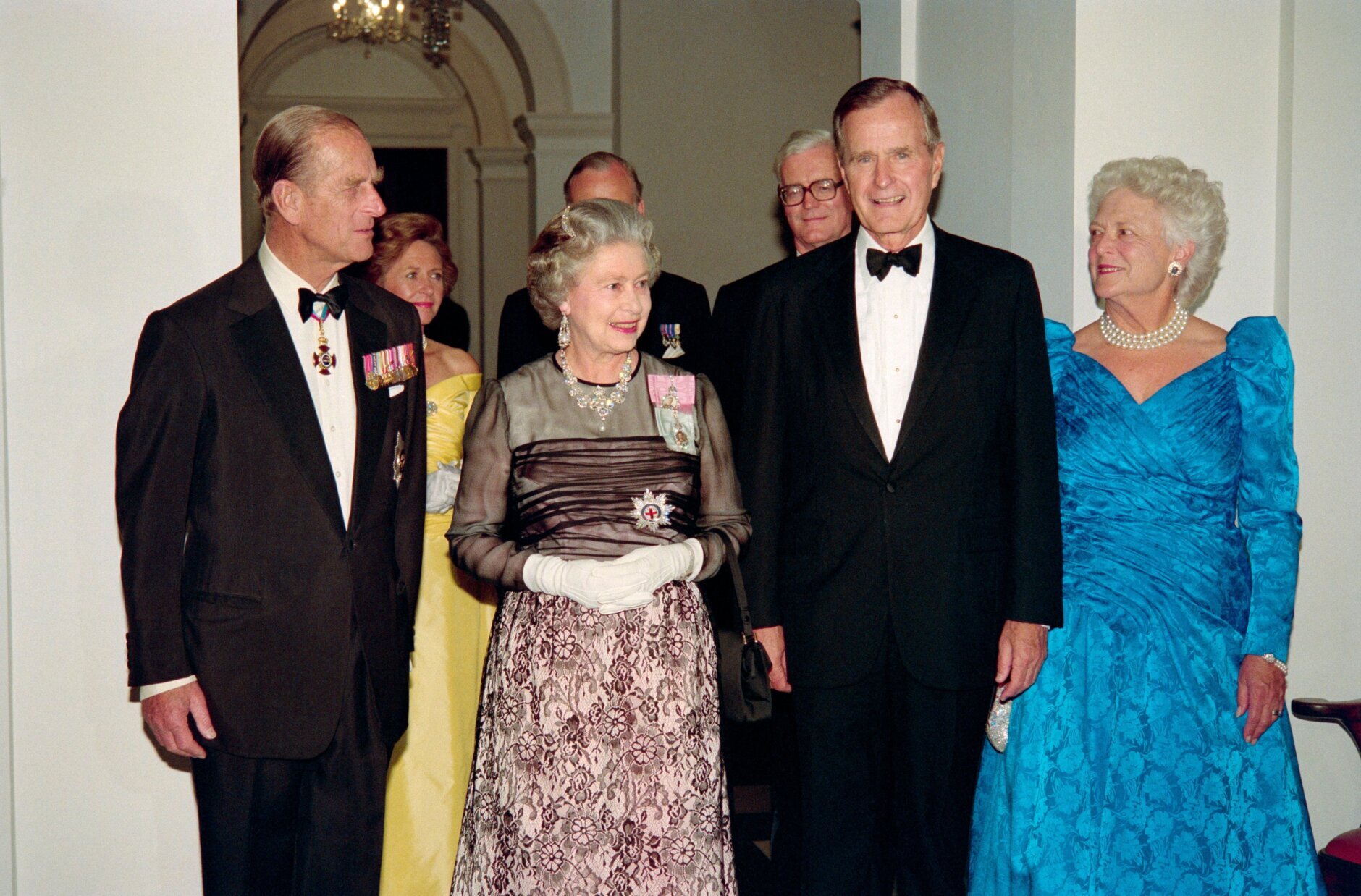 US President George Bush (2nd R) and First Lady Barbara Bush (R) arrive on May 16, 1991 at a reciprocal dinner at the British Embassy accompanied by Britain's Queen Elizabeth II (2nd L) and her husband, Prince Philip (L). Earlier the Queen addressed a joint session of the US Congress, the first British Monarch to do so.    AFP PHOTO LUKE FRAZZA (Photo by LUKE FRAZZA / AFP) (Photo by LUKE FRAZZA/AFP via Getty Images)