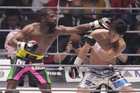 Mayweather Jr. easily wins by knockout in Japan exhibition