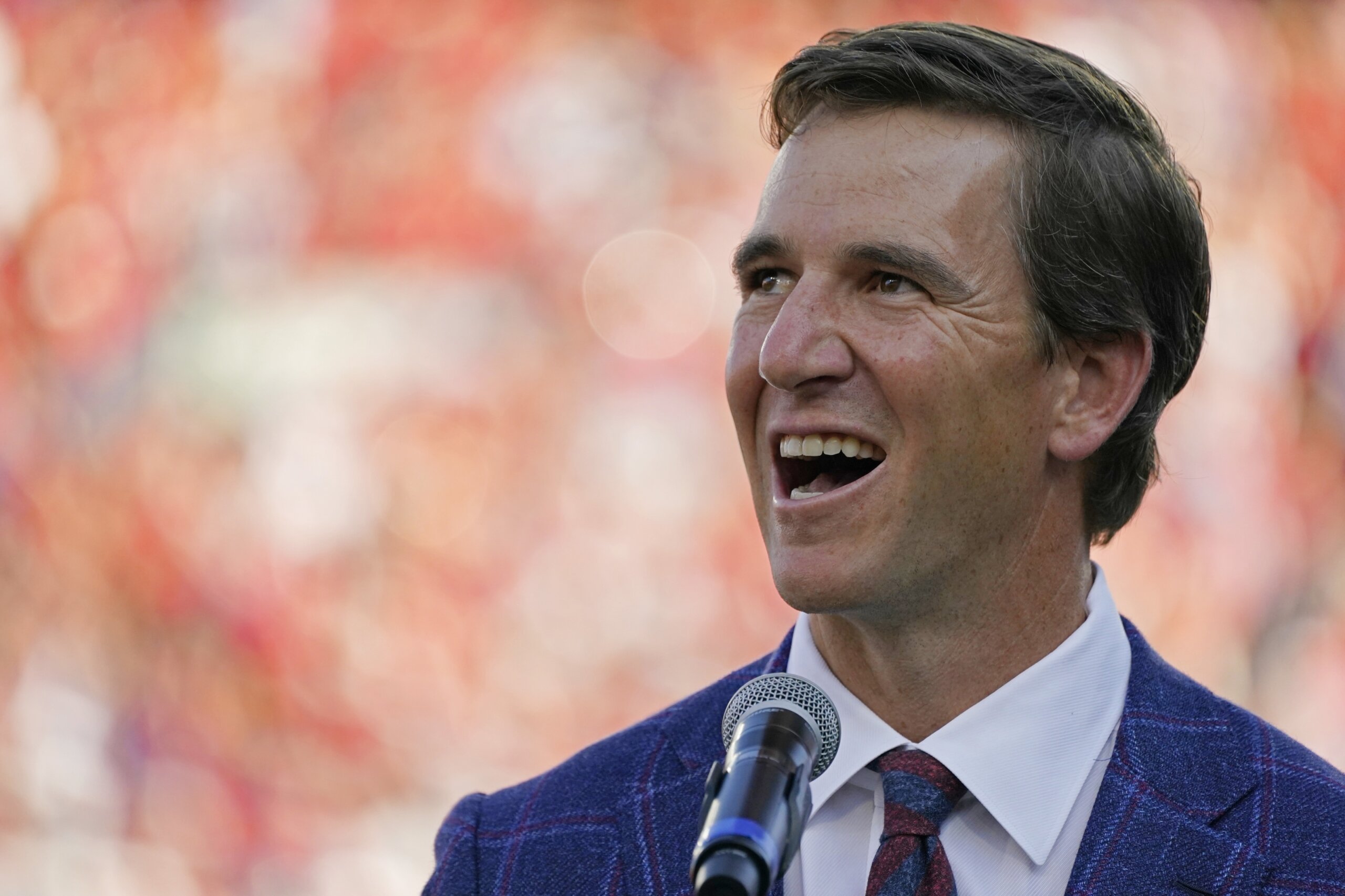 Witty, engaging Eli Manning is master pitchman, media pro WTOP News