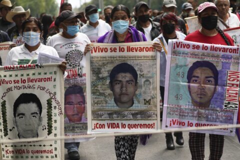 Mexico arrests general in case of missing students