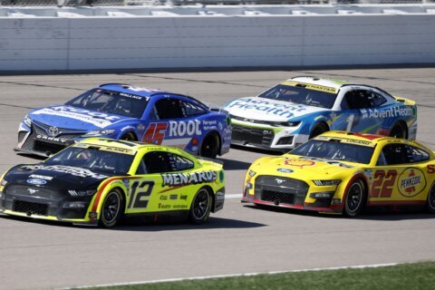 Wallace holds off boss, title contenders to win at Kansas