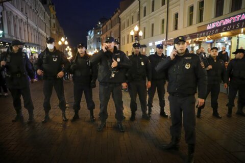 Russian police block mobilization protests, arrest hundreds