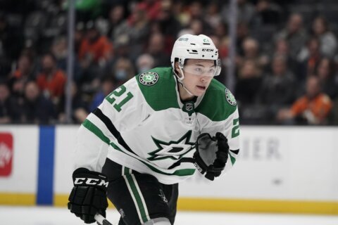 Stars sign 41-goal scorer Robertson to $31M, 4-year deal