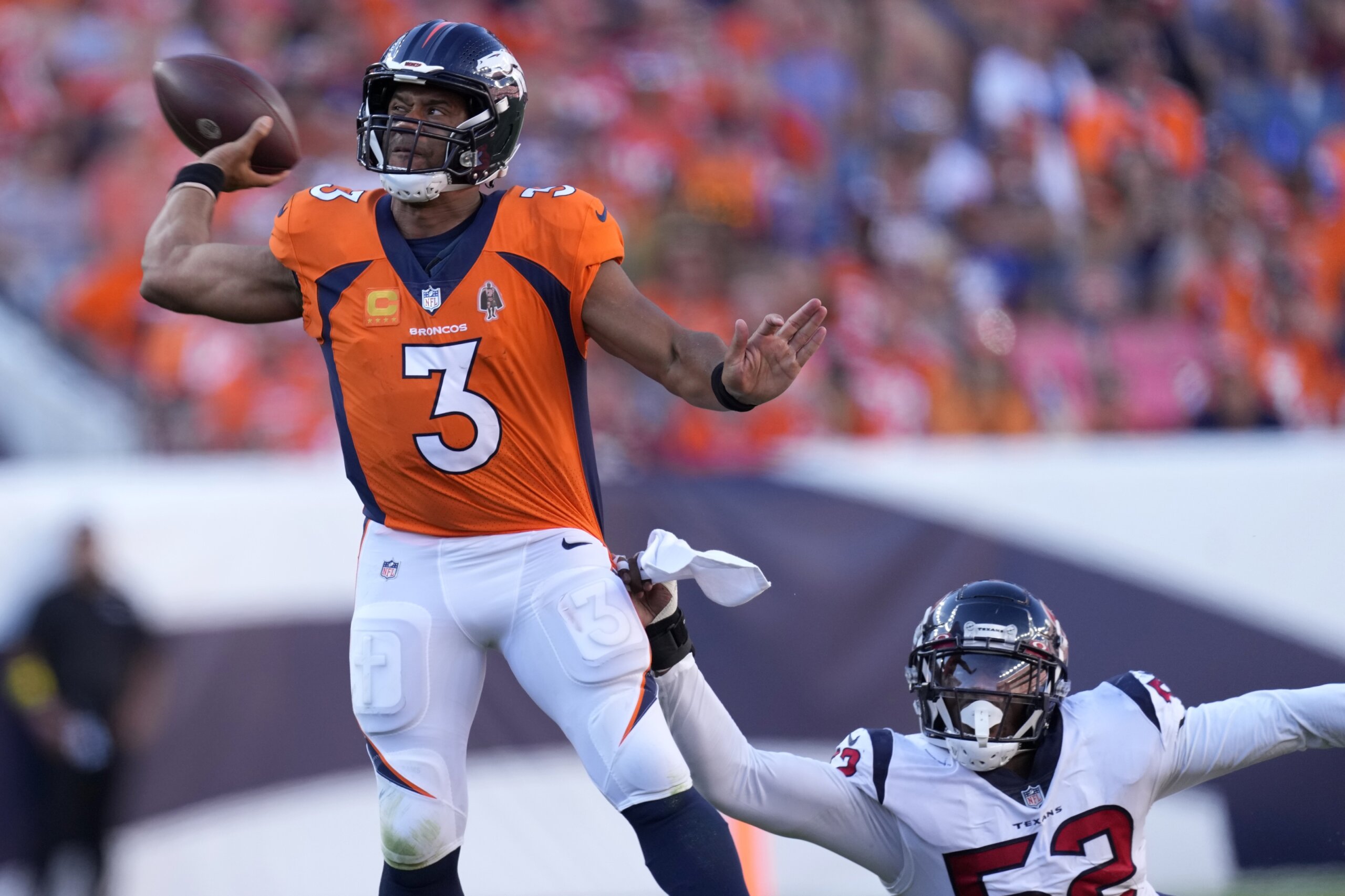 Seattle Seahawks Quarterback Russell Wilson Pulls a Boeing 737-800 in  Record Time - Dad Logic