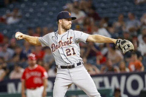 Caratini lifts Brewers over Rox, Counsell earns win No. 600