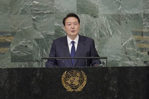 Leaders of S. Korea, Japan agree to strive to improve ties