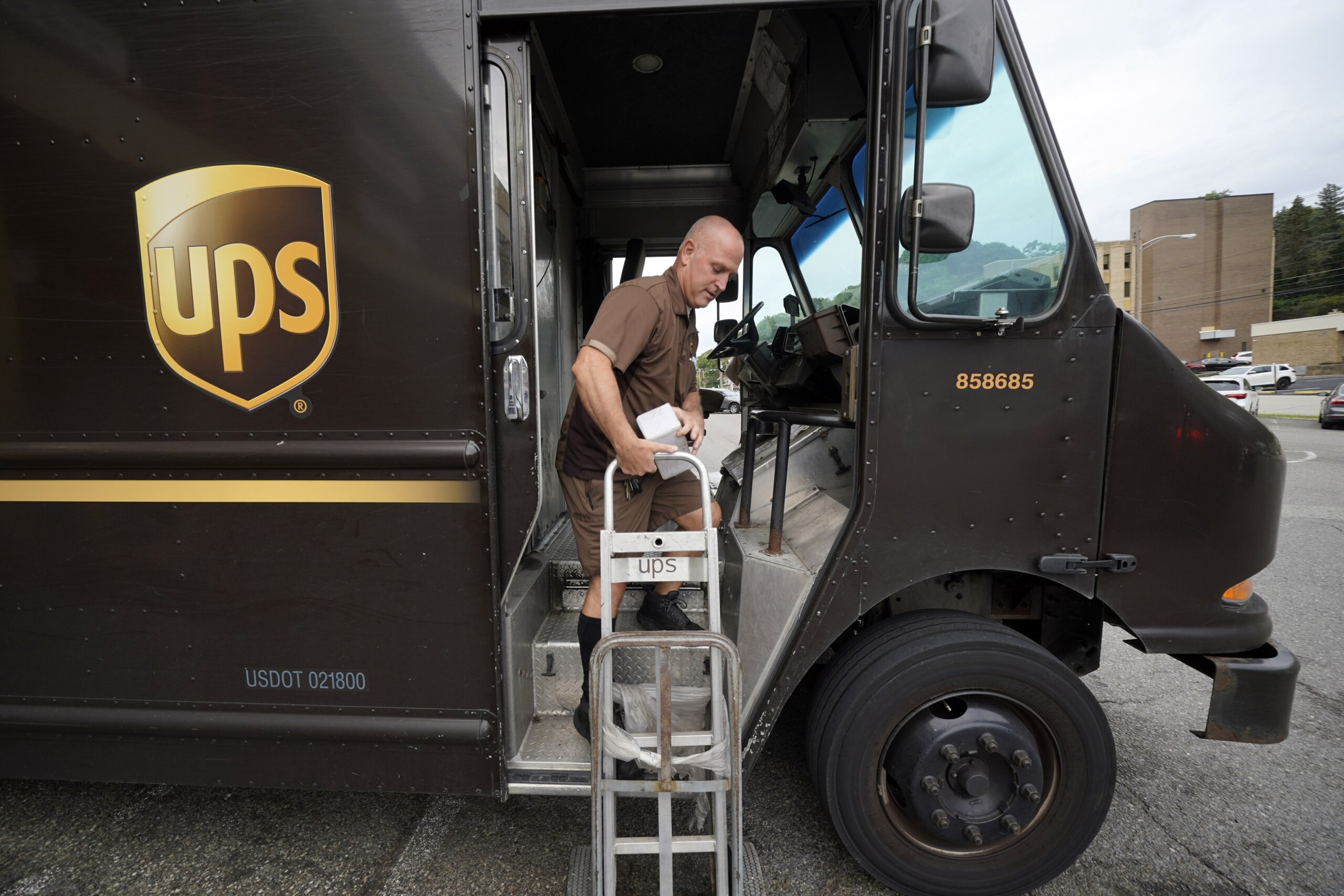 UPS hiring for the holiday rush holds steady above 100,000 WTOP News