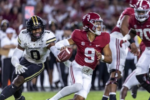 Alabama QB Bryce Young exits with AC joint shoulder injury