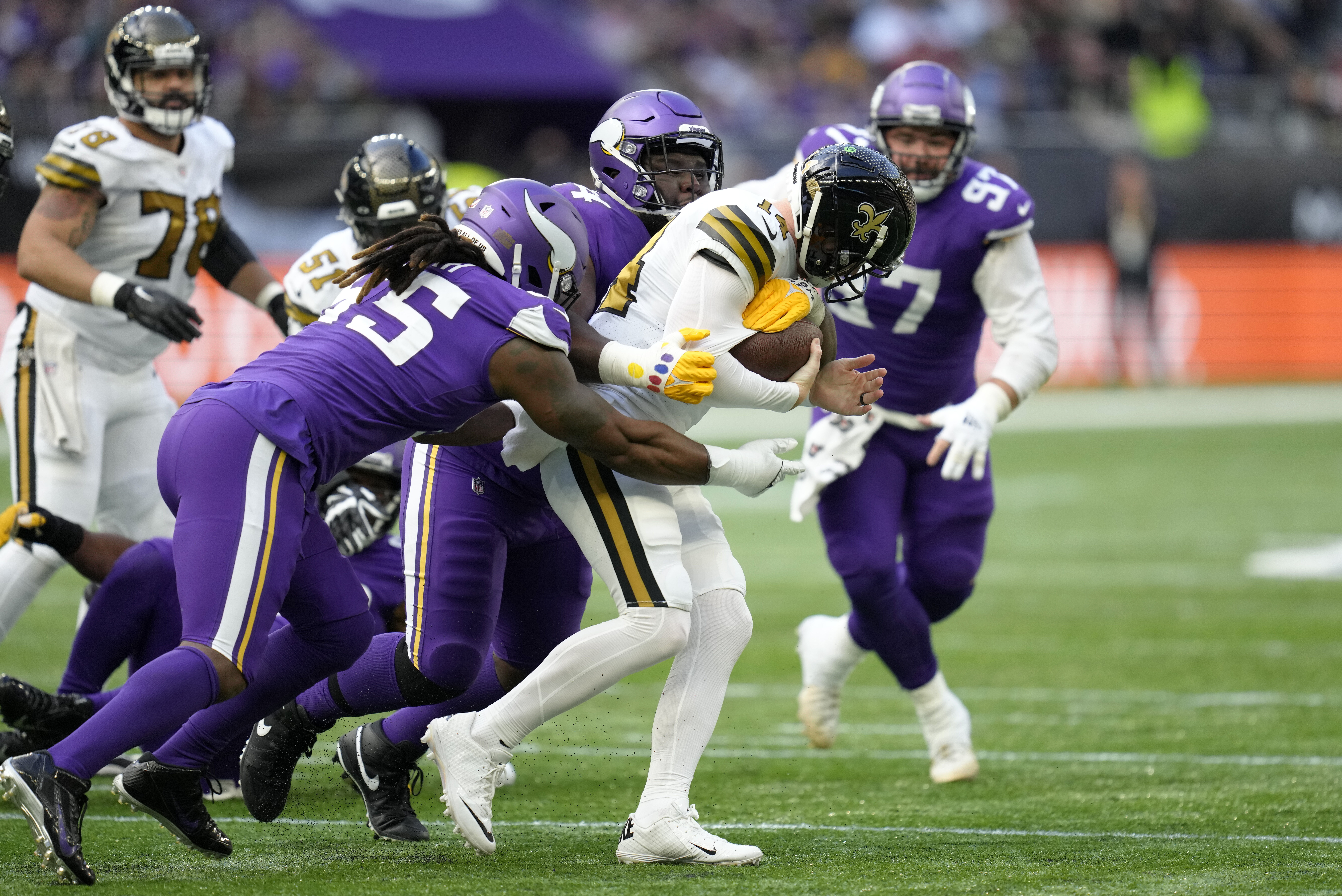 <p><b><i>Vikings 28</i></b><br />
<b><i>Saints 25</i></b></p>
<p><a href="https://profootballtalk.nbcsports.com/2022/10/01/kirk-cousins-andy-dalton-meet-again-in-london-after-2016-tie/" target="_blank" rel="noopener">Kirk Cousins and Andy Dalton really tried to give us another London tie</a>, but we can rest assured these two will somehow meet again across the pond with Dalton evening things out to make both perennially mediocre QBs 1-1-1 in London.</p>
