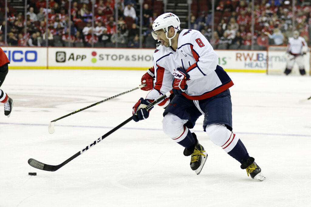 Ovechkin scores 2, Capitals beat Flyers 6-3