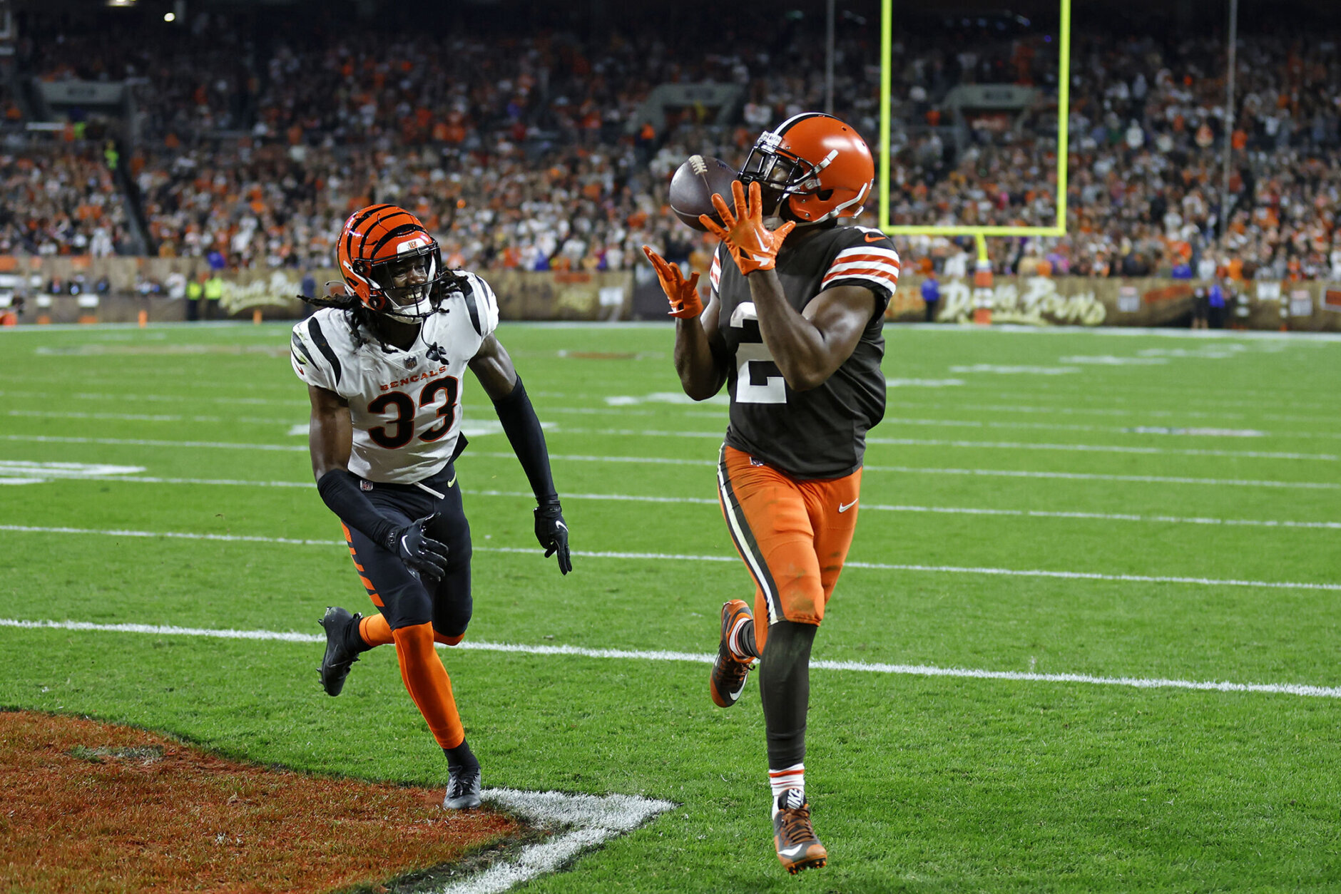 <p><em><strong>Bengals 13</strong></em><br />
<em><strong>Browns 32</strong></em></p>
<p>This eyesore now means Cincinnati has an NFL-record 13 straight road primetime losses and has dropped their last five games to rival Cleveland. Why, other than the Bengals having the most Halloween-looking uniforms, would this lousy matchup be scheduled for a Monday night?</p>
