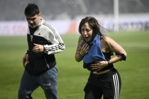 Police, fans clash outside Argentine soccer match; 1 dead