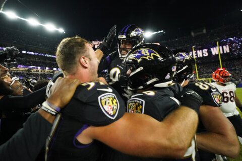 Tucker’s leg lifts Ravens to 19-17 victory over Bengals