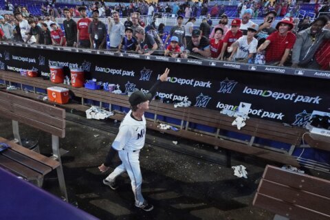 Mattingly wins his last game as Marlins manager, tops Braves