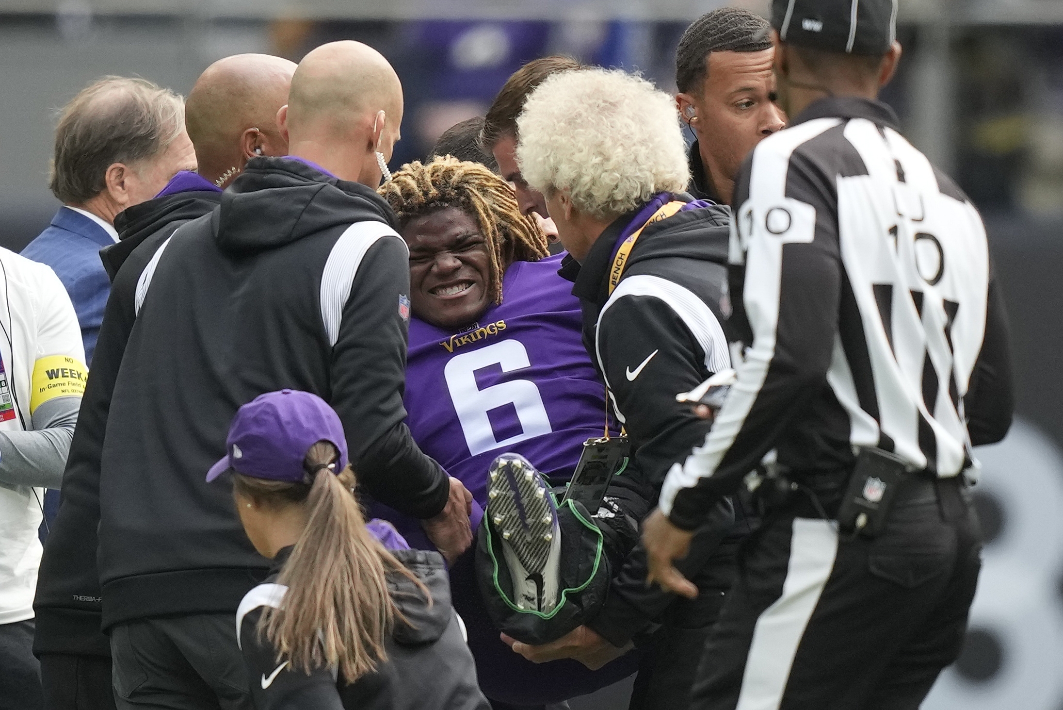 Vikings hang on for 28-25 win over Saints in London