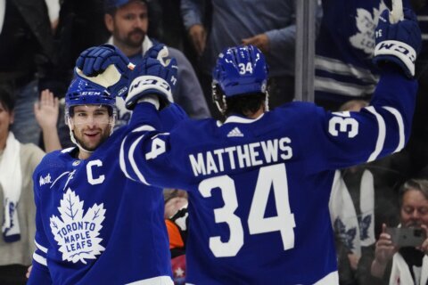 Matthews breaks tie in 3rd, Maple Leafs beat Capitals 3-2
