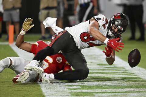 Bucs TE Brate allowed to re-enter game after concussion