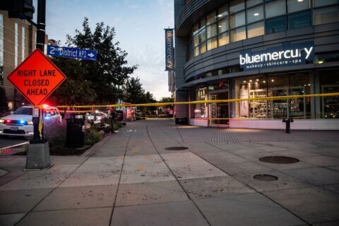 2 hospitalized after double stabbing outside grocery store in Northwest DC