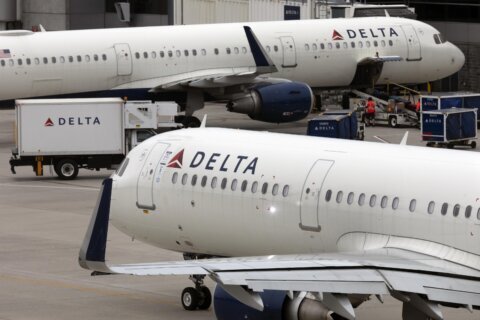 Delta posts $695 million Q3 profit, expects big holiday rush