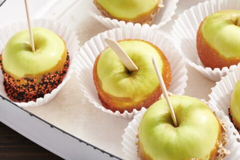 Halloween Caramel Apples: an easy, fun treat amid the candy