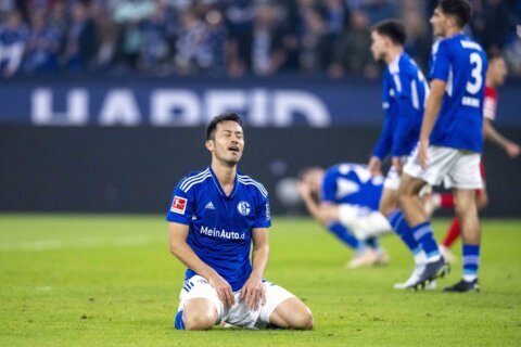 10-man Augsburg grabs 3-2 win at Schalke, Hertha draws again