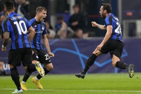Inter strikes 1st blow in CL fight for 2nd with Barcelona