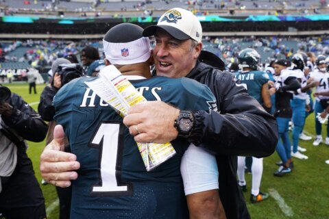 Doug Pederson get standing O, tough loss in Philly return