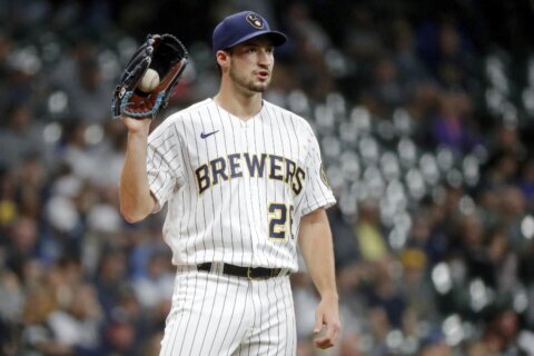 Brewers blow lead, chance to tie Phils for wild-card spot