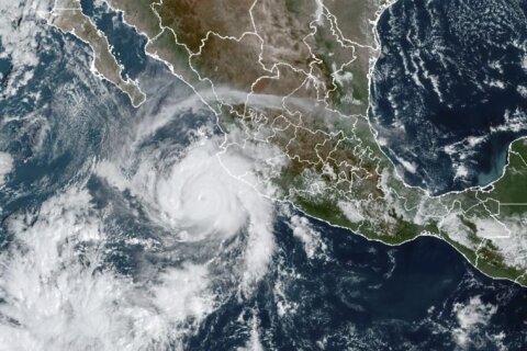 Hurricane Roslyn makes landfall in Mexico, avoids resorts